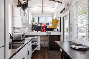 Fridge, microwave, oven, stovetop - Stargazing Deck + Hot Tub • Zion’s Tiny Getaway (Apple Valley)