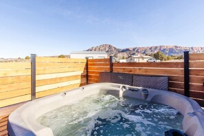 Outdoor spa tub - Stargazing Deck + Hot Tub • Zion’s Tiny Getaway (Apple Valley)