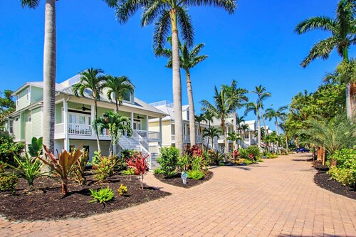 All Seasons Villa - Superb location, amenities and just steps to the sand