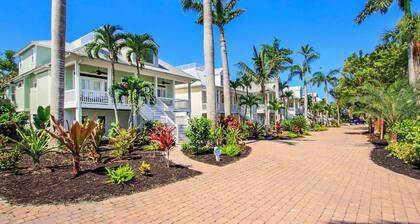 All Seasons Villa - Superb location, amenities and just steps to the sand