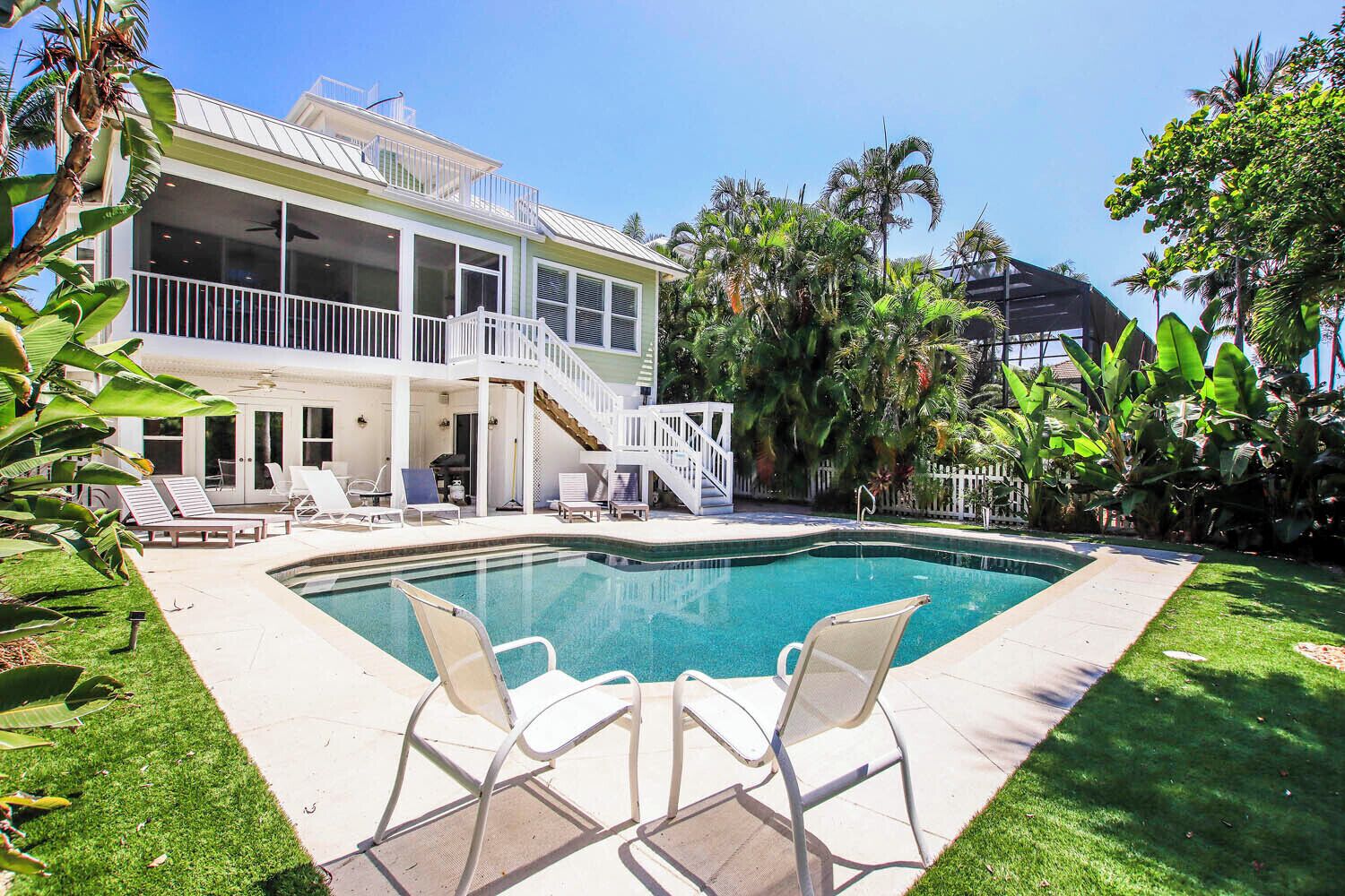 All Seasons Villa - Superb location, amenities and just steps to the sand