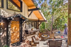 Property grounds - Experience lake life steps away! Crestline's 3-bedroom retreat near Lake Gregory (Crestline)