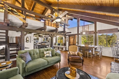 Experience lake life steps away! Crestline's 3-bedroom retreat near Lake Gregory