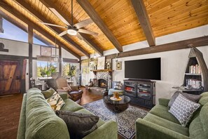 Smart TV, fireplace, DVD player, books - Experience lake life steps away! Crestline's 3-bedroom retreat near Lake Gregory (Crestline)