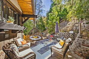 Terrace/patio - Experience lake life steps away! Crestline's 3-bedroom retreat near Lake Gregory (Crestline)