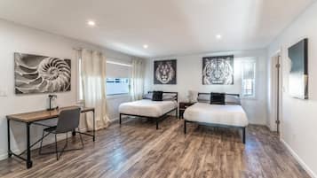3 slaapkamers, een bureau, een strijkplank/strijkijzer, reisbedje