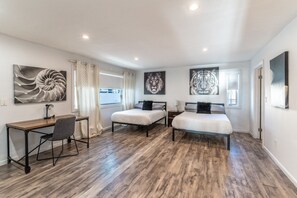 3 habitaciones, escritorio y tabla de planchar con plancha