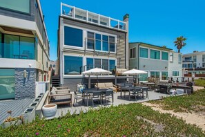 Outdoor dining - Beachfront Sunset Beach, Ocean Views, Sleeps 10 (Huntington Beach)