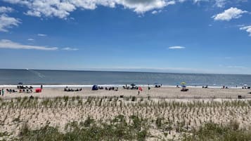 Beach nearby, sun-loungers, beach towels