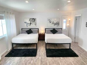 3 Schlafzimmer, Schreibtisch, Bügeleisen/Bügelbrett, Reisekinderbett