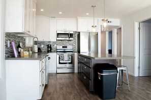 Køleskab, mikrobølgeovn, ovn, kogeplade