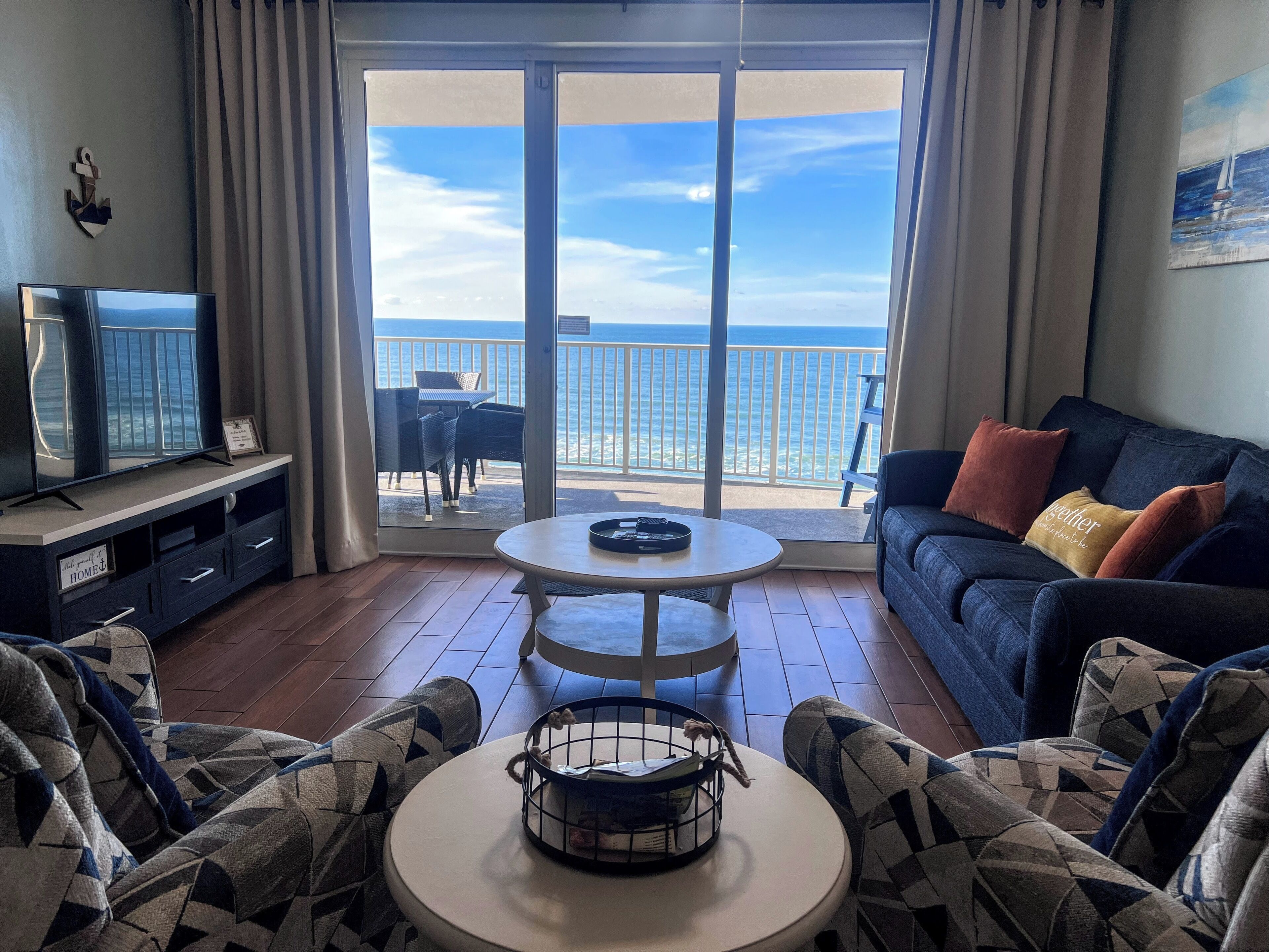 تلفزيون ذكي، هولو، كُتُب، خدمات بث