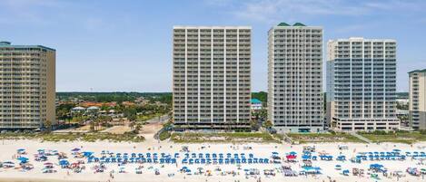 En la playa y camastros