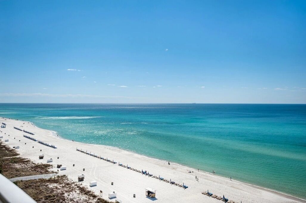På stranden og solsenger