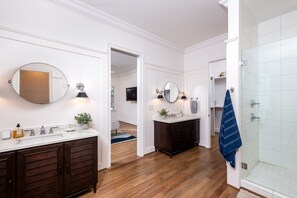 Douche, séchoir à cheveux, serviettes fournies, savon