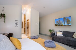 4 soverom, skrivebord, wi-fi (inkludert) og sengetøy