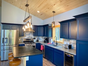 Fridge, microwave, oven, stovetop - Modern Mountain Home w/Fast Wifi, Spacious Decks, Pool Table - Silverheels Chalet (Fairplay)