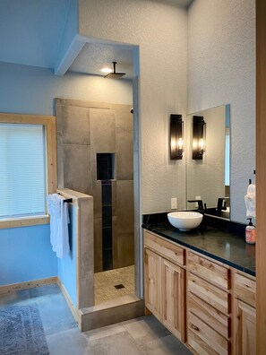 Kombination af bruser/badekar, hårtørrer, håndklæder