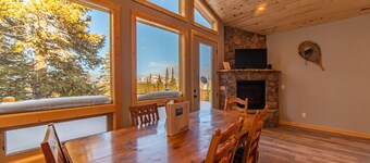 Modern Mountain Home w/Fast Wifi, Spacious Decks, Pool Table - Silverheels Chalet