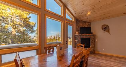 Modern Mountain Home w/Fast Wifi, Spacious Decks, Pool Table - Silverheels Chalet