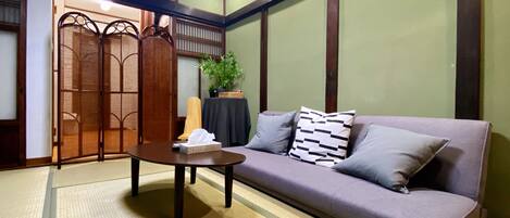 Hus Comfort | Vardagsrum | 24-tums LCD-tv med kabelkanaler och tv