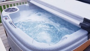 Un jacuzzi con panel de control y tapa.