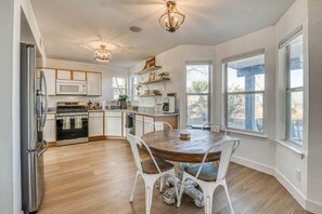 Fridge, microwave, oven, stovetop - Villa de Montana: Breathtaking Sunset Views (El Paso)