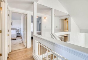 4 slaapkamers, een bureau, een strijkplank/strijkijzer, gratis wifi