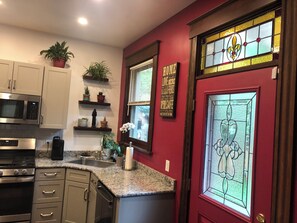 ثلاجة، ميكروويف، فرن، موقد طهي مسطح