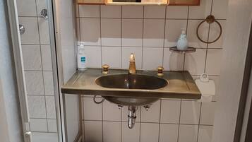 Douche, sĂšche-cheveux, serviettes fournies