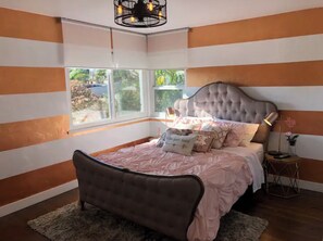 3 عدّة غ رف نوم ومكواة/لوح كي وخدمة الإنترنت وملاءات أسرّة