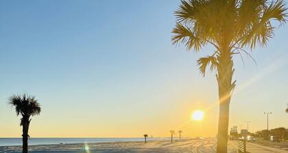 “Feels like home” cozy stay just 0.5 mi to the beach!