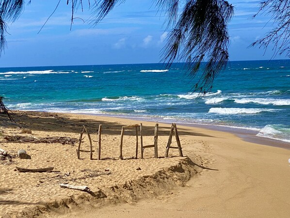 靠近海滩、沙滩椅、沙滩毛巾