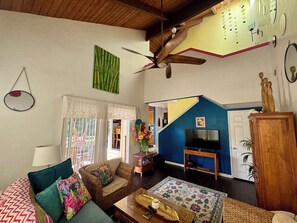 Smart TV, ping pong - Hawaiian Chic Crater Retreat-Private crater oasis with a serene pool, near beach (Koloa)