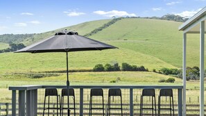 Outdoor dining - The Valley Retreat (Johanna)