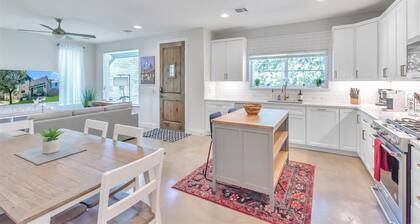 Luxury Downtown Condo - Upstairs Firepit! In The Hot Middle of All The Action!