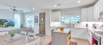 Luxury Downtown Condo - Upstairs Firepit! In The Hot Middle of All The Action!