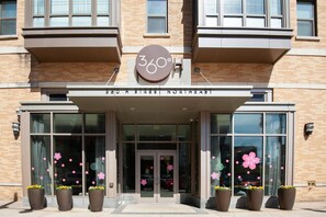 Exterior detail - Amazing H Street 2BR w/ W/D & Gym, walk to Union Station, by Blueground (Washington, D.C.)