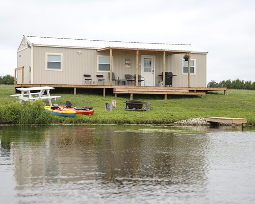 Luxury Wolf Lodge - 2 bedroom - Lakefront. 