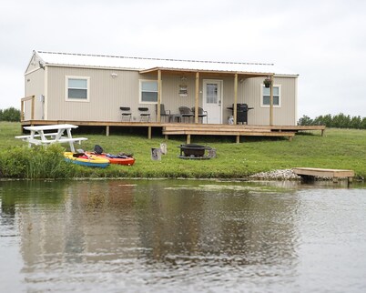 Luxury Wolf Lodge - 2 bedroom - Lakefront. 