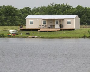 Exterior - Luxury Wolf Lodge - 2 bedroom - Lakefront.  (Commerce)