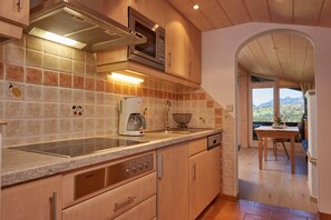 Réfrigérateur, micro-ondes, plaque de cuisson, lave-vaisselle