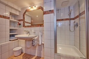Dusche, Haartrockner, Handtücher