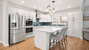 Geladeira, micro-ondas, fogão, cooktop