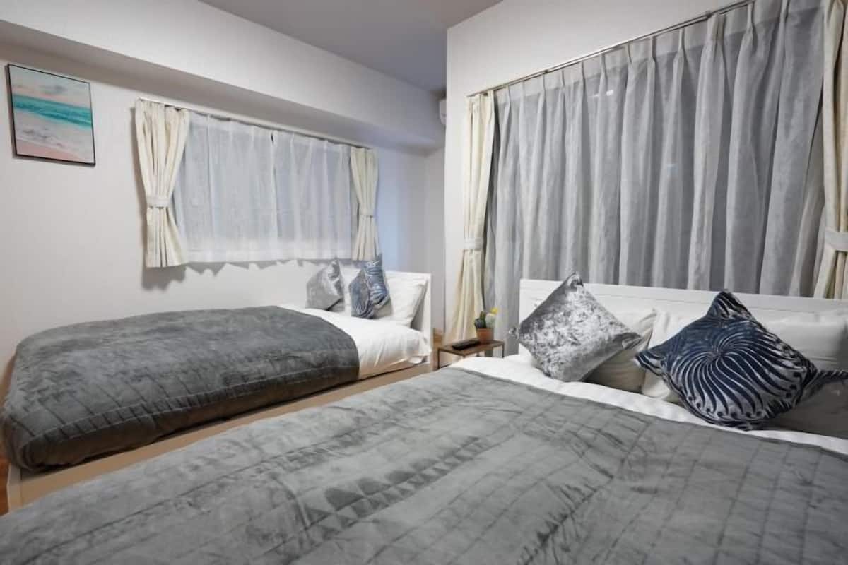 Escritorio, wifi gratis y ropa de cama