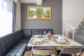 Deluxe-Apartment | Essbereich im Zimmer