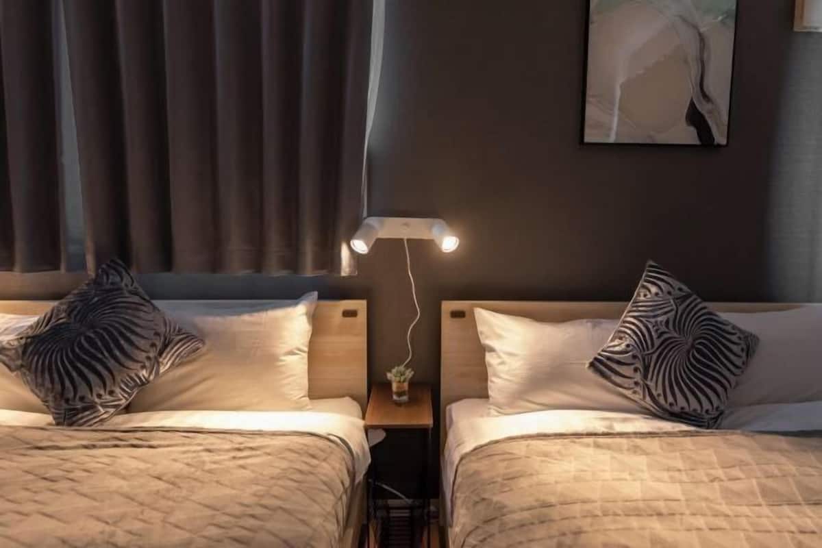 Escritorio, wifi gratis y ropa de cama