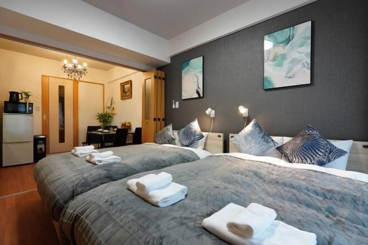 Escritorio, wifi gratis y ropa de cama