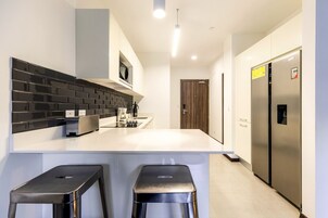 Refrigerador, microondas, placa de cocina, cafetera/tetera