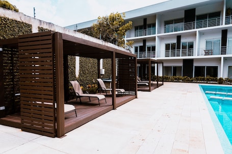 Una piscina al aire libre